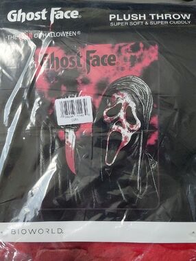 Bioworld Ghost Face Plush Throw - Black & Red